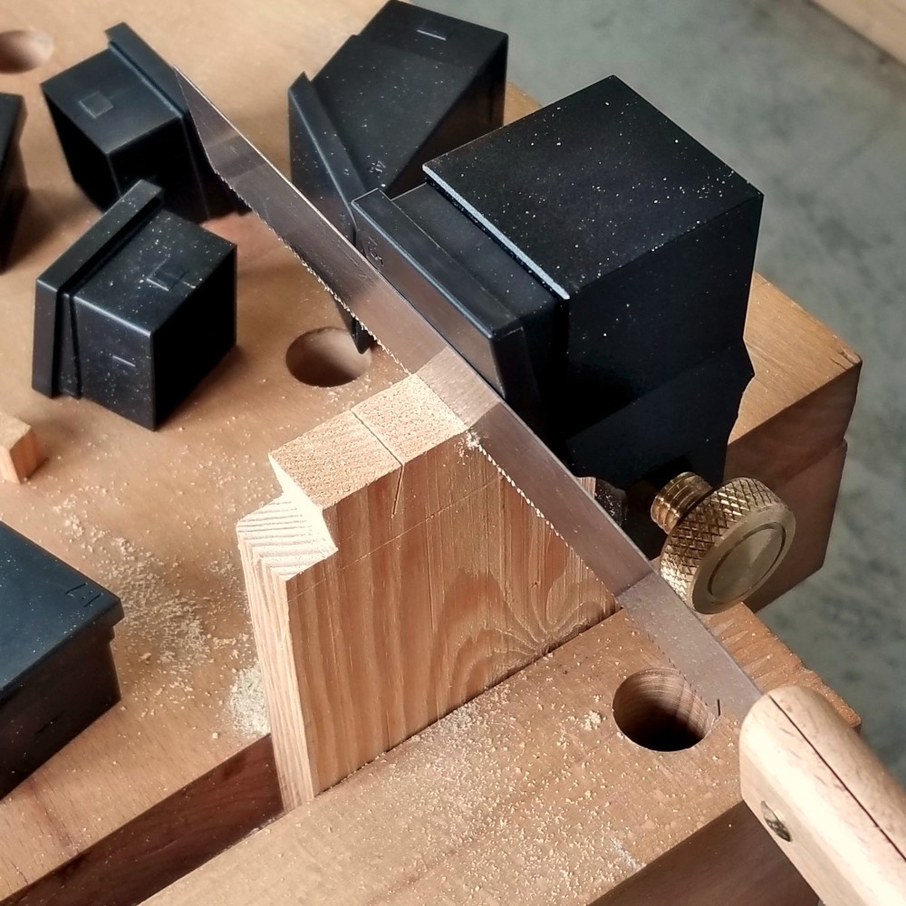 Magnetyczny prowadnik do cięcia jaskółczych ogonów